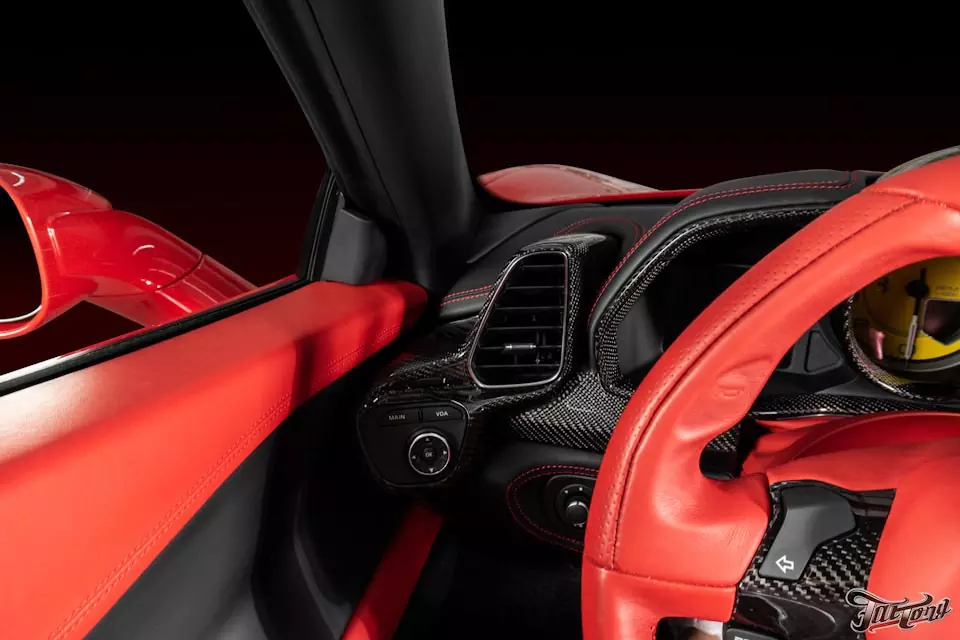 Ferrari 458 Italia. Ламинация деталей интерьера карбоном и новая музыкальная система с сабвуфером